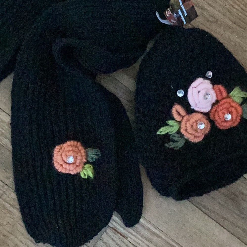 🧣 BLACK CAP & SCARF EMBELLISHED CROCHETED FLOWERS ⚜️ NWOT